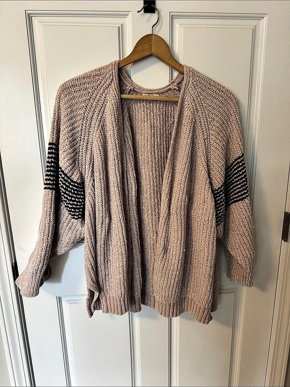Easel Cardigan in Beige & Black Size Med
